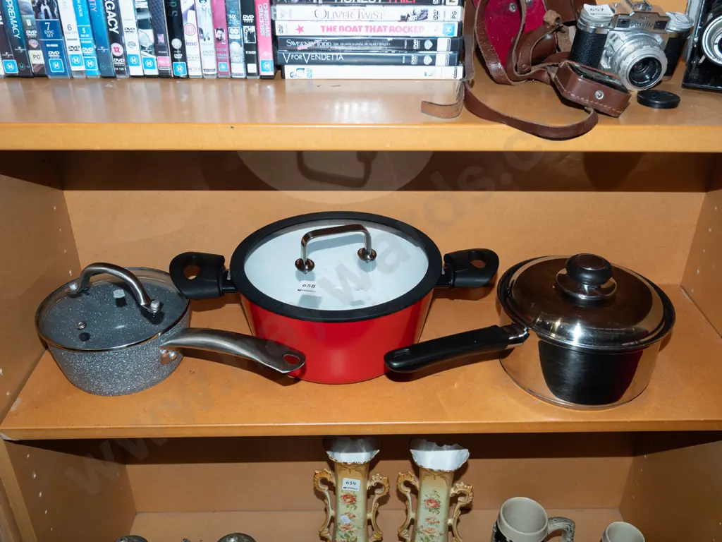 3x lidded pots Image 1++