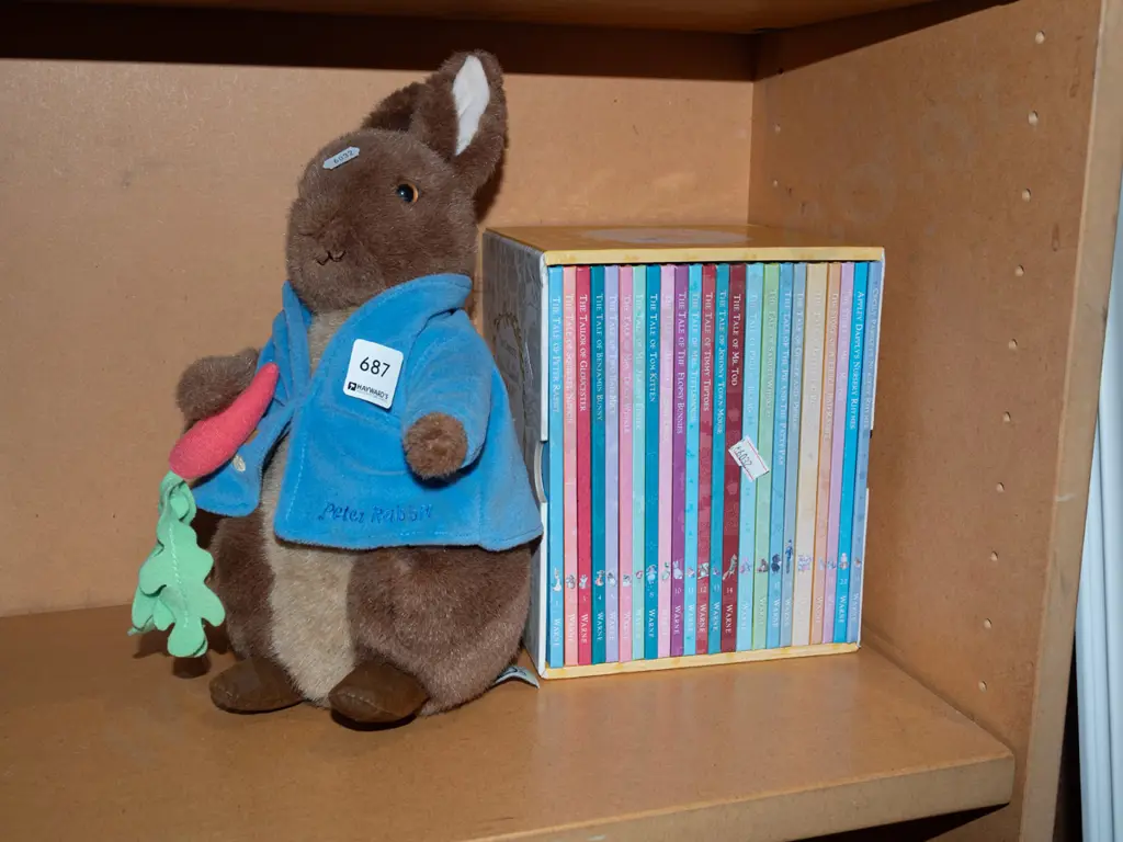 Beatrix Potter book set, soft toy Peter Rabbit Image 1++