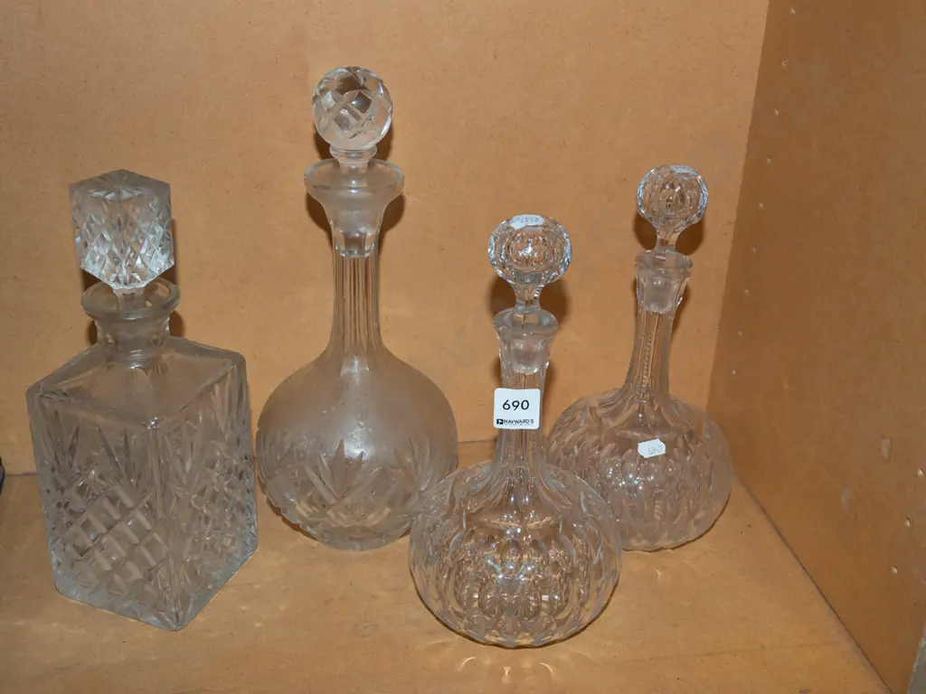 4x stoppered decanters H310 Image 1++