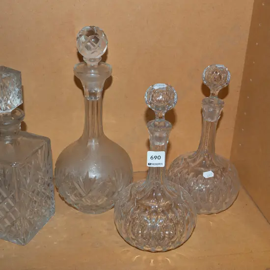 4x stoppered decanters H310