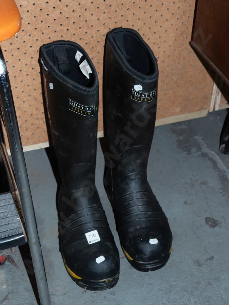 pair of steel cap UK size 6 gumboots Image 1++