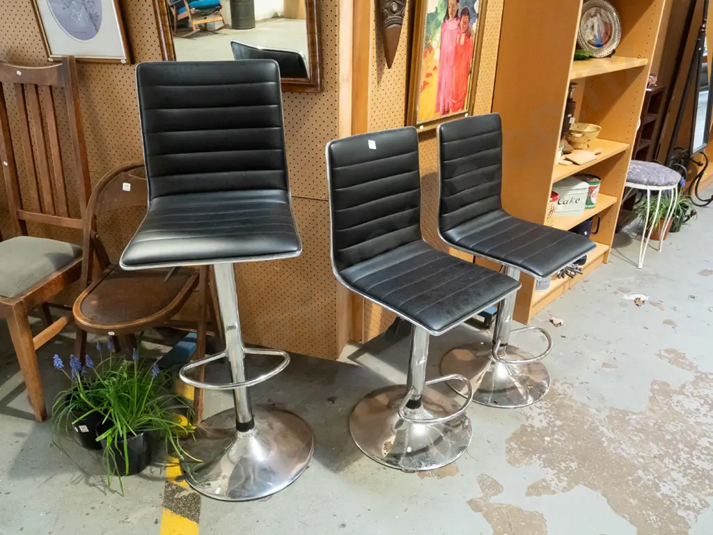 3x black vinyl and chrome bar stools Image 1++