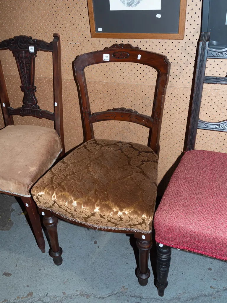 turned leg and upholstered dining chair Image 1++