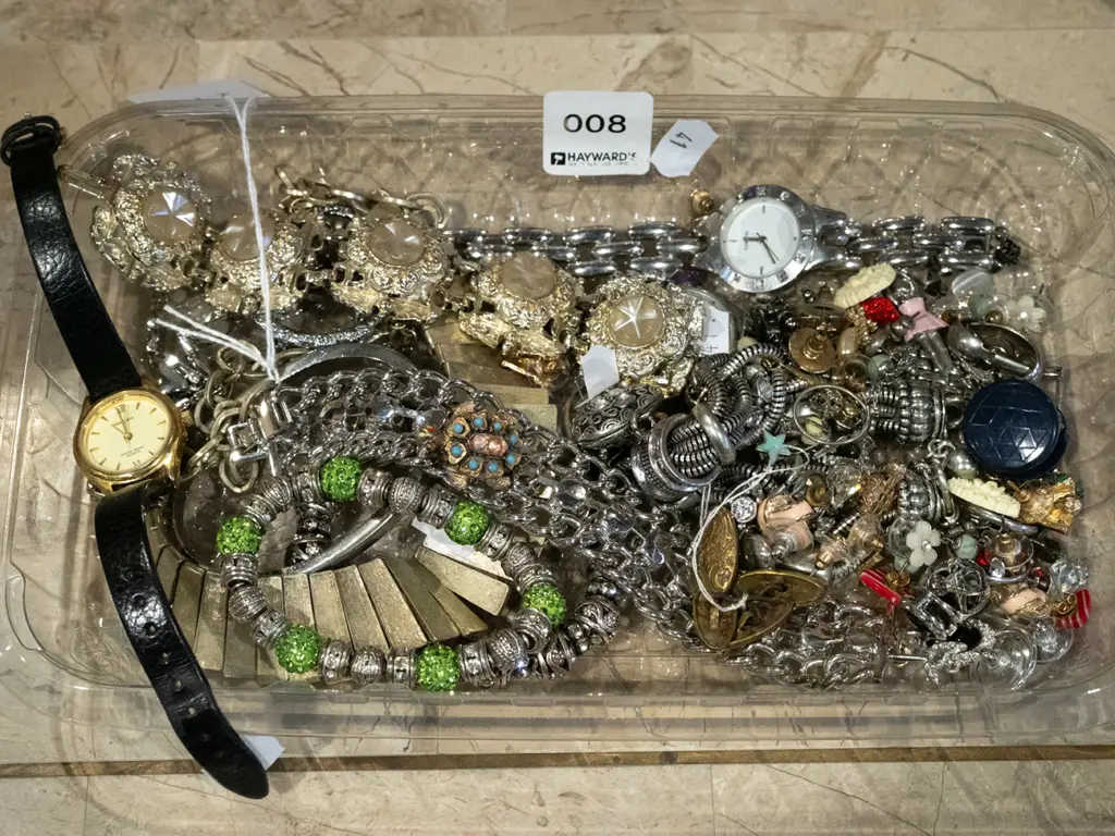 tray of costume jewellery Image 1++