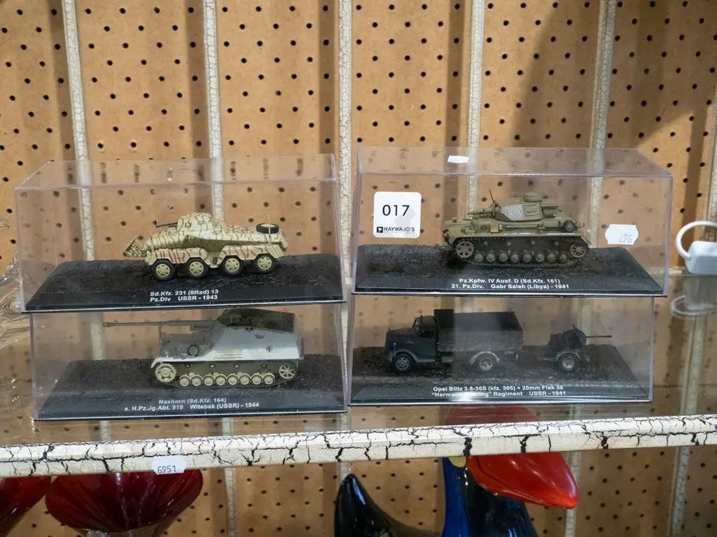 4x model tanks in plastic cases Image 1++