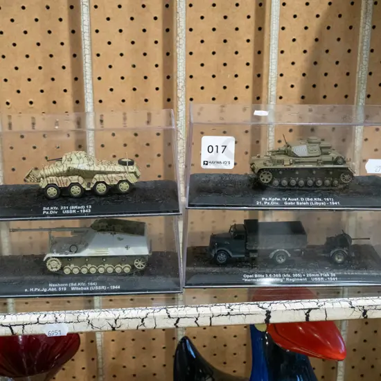 4x model tanks in plastic cases
