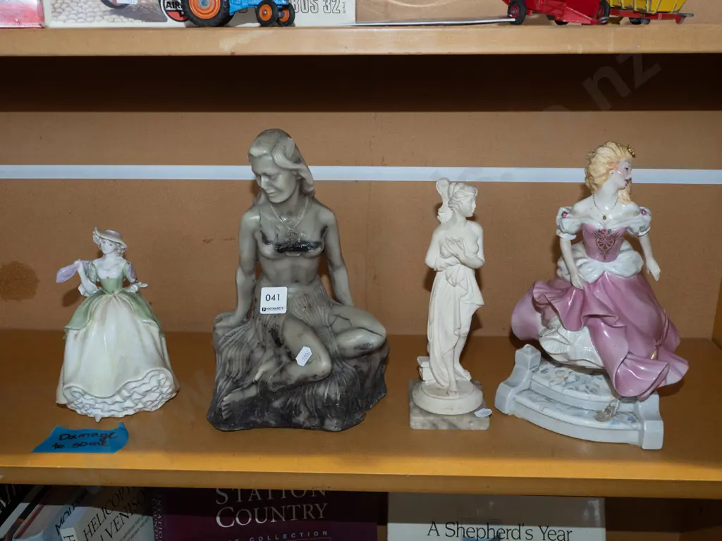 Pania of the Reef candle, 3x figurines - some damage Image 1++