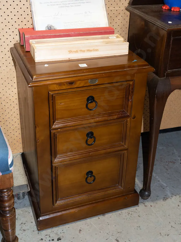 pine 3 drawer chest H680 Image 1++