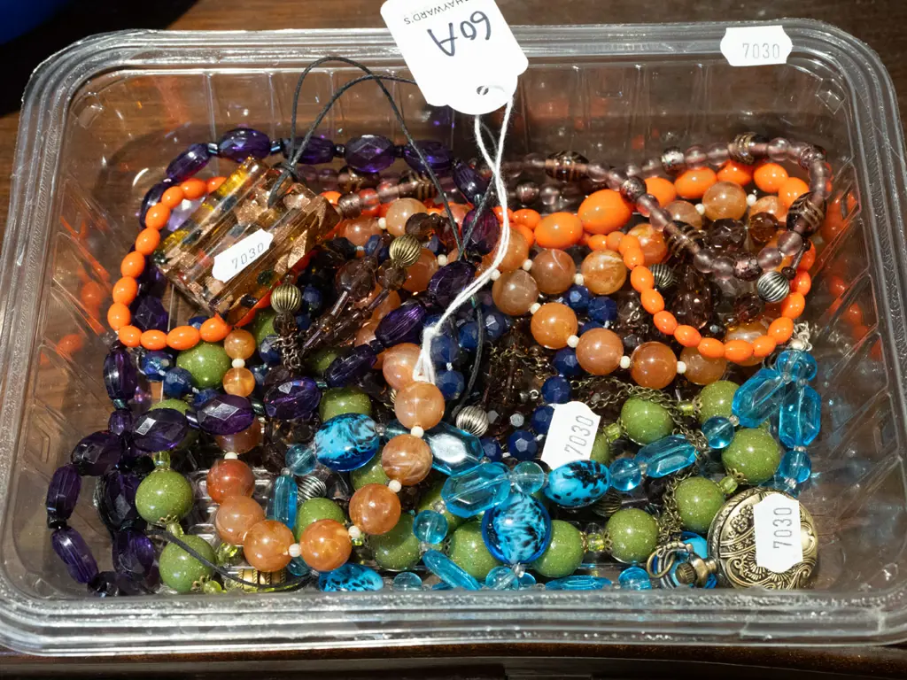 tray of costume jewellery necklaces and pendants Image 1++