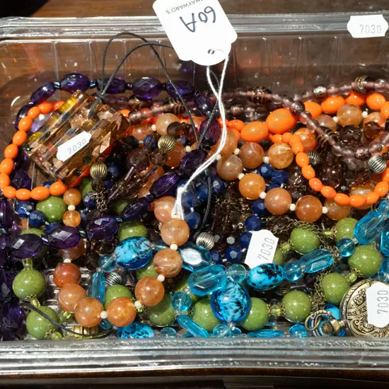tray of costume jewellery necklaces and pendants