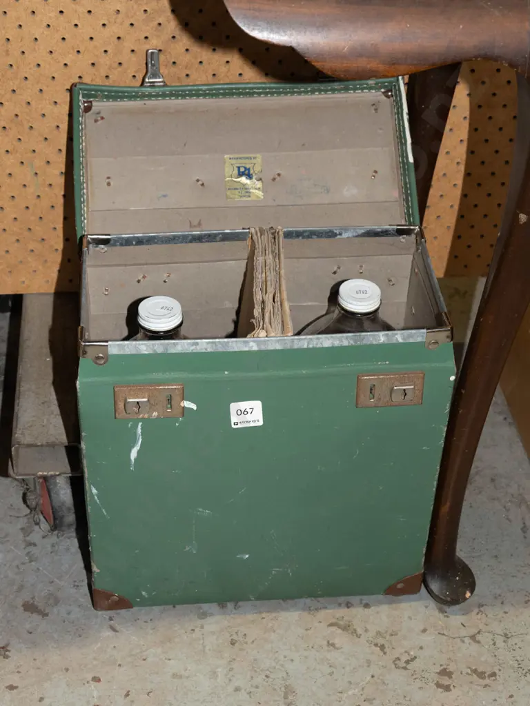 2 glass flagons in carry case Image 1++