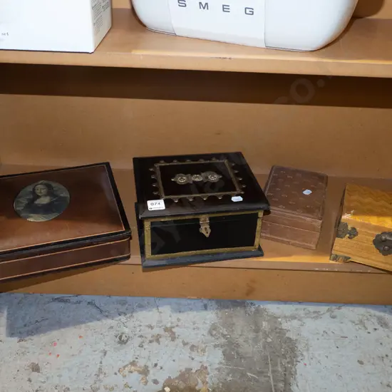 4x lidded storage boxes