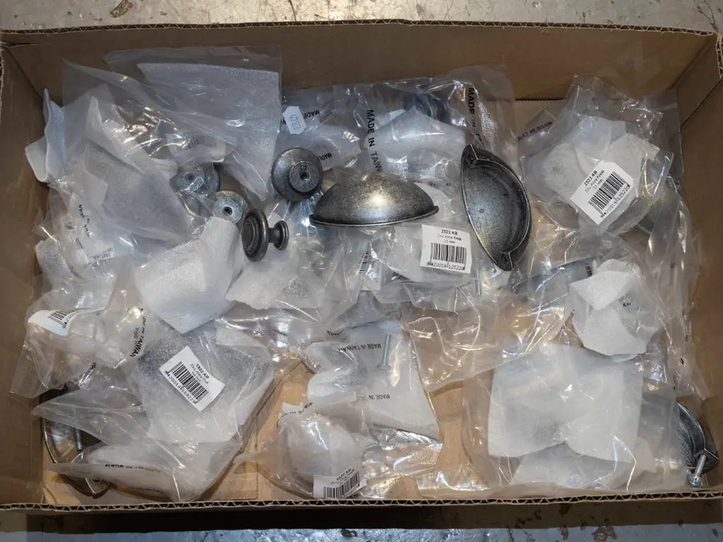 box of as new cast metal cupboard drawer handles Image 1++