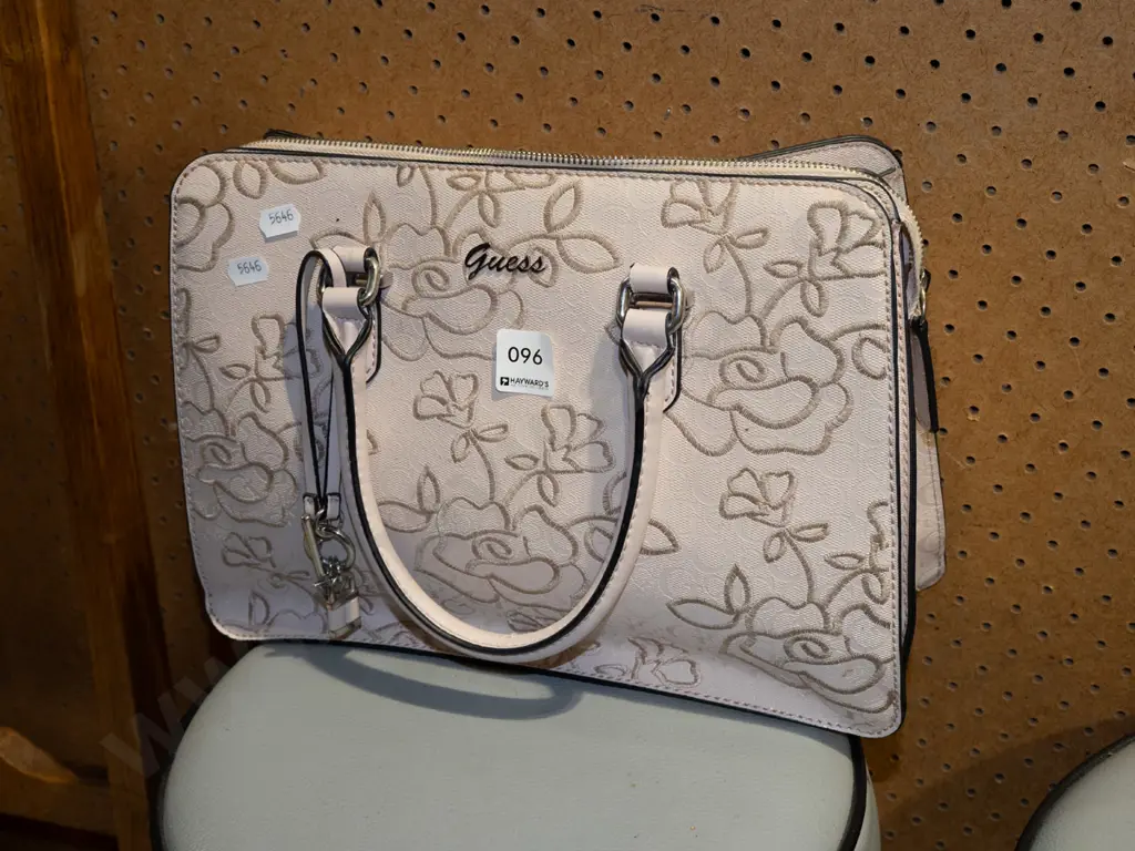 as new Guess hand bag Image 1++