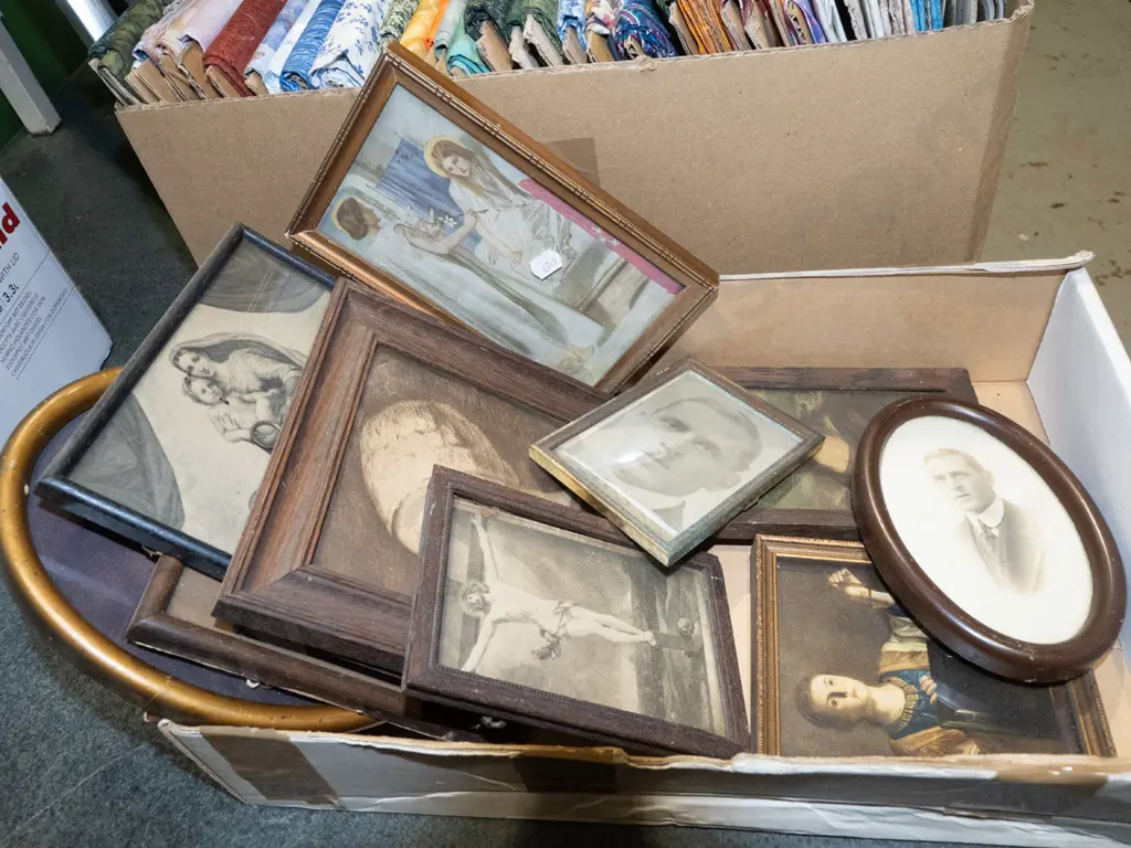 box of small photos and prints Image 1++