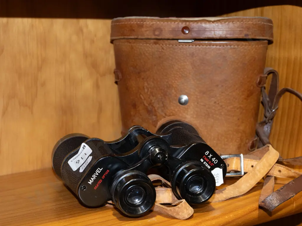 pair of 8x40 field binoculars with leather case Image 1++