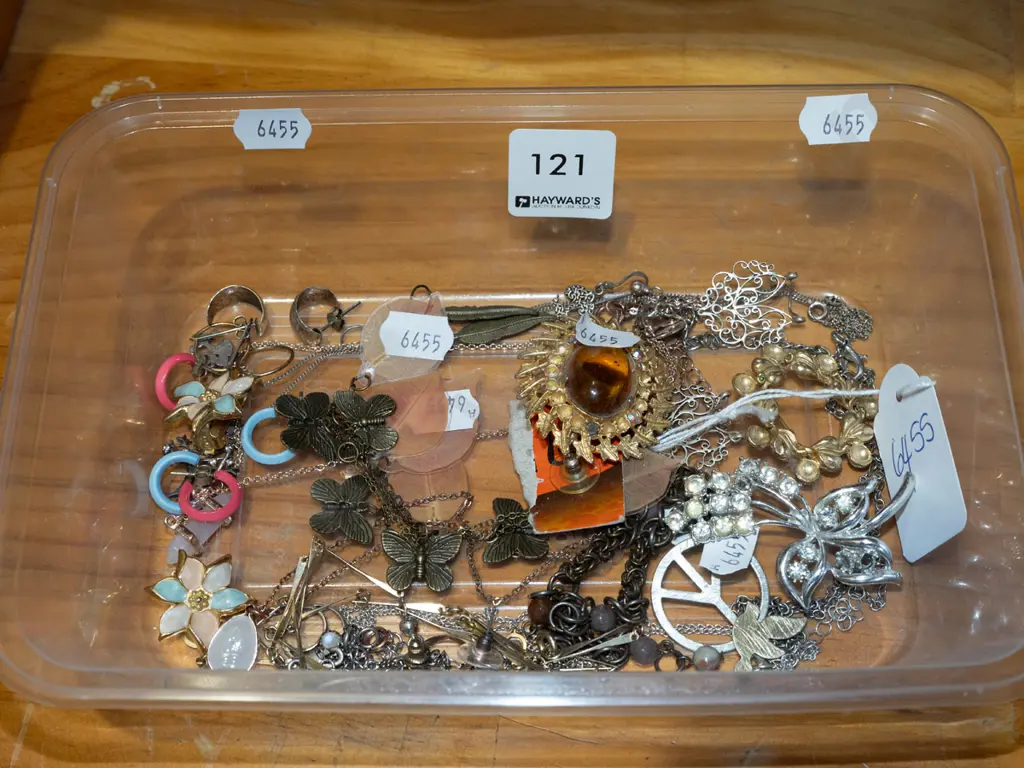 tray of costume jewellery Image 1++