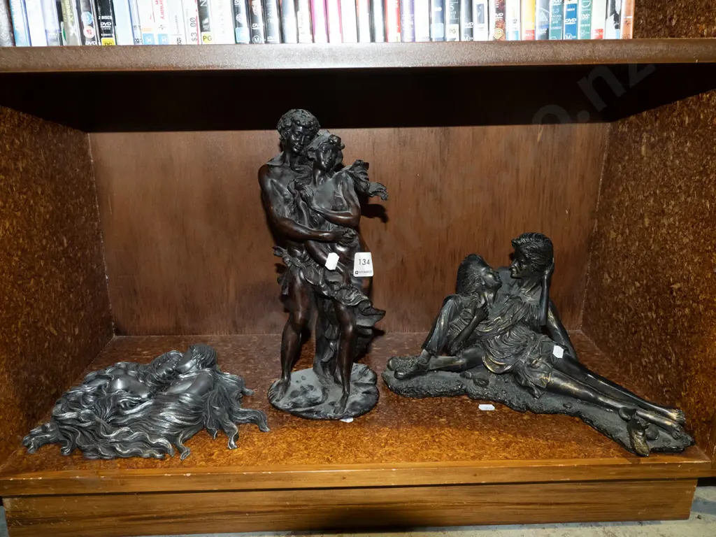 3x composite entwined lover figurines H320 Image 1++