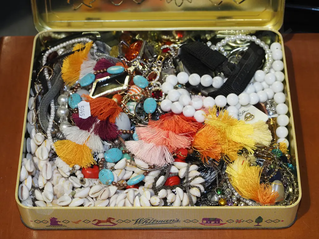 tray of costume jewellery Image 1++
