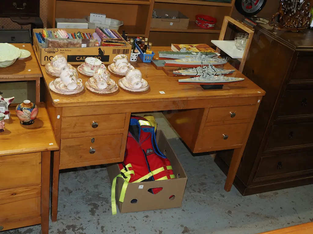 rimu 4 drawer desk H770 W1210 D700 Image 1++