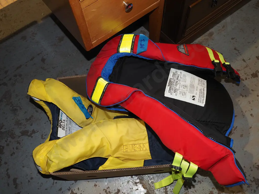 box; 2x life jackets Image 1++