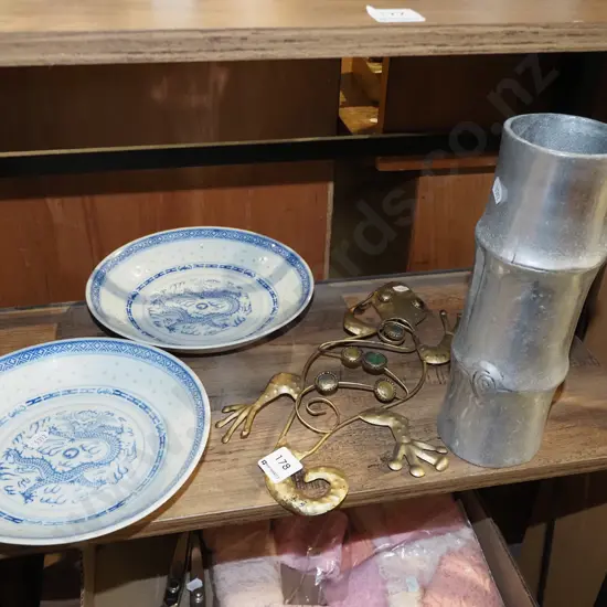 shelf; gecko metal wall art, blue and white bowls, aluminium bamboo vase H25