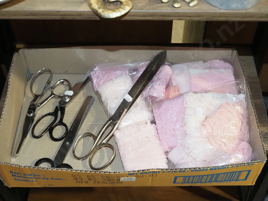 box; pink laces, scissors Image 1++