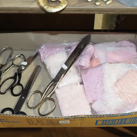 box; pink laces, scissors