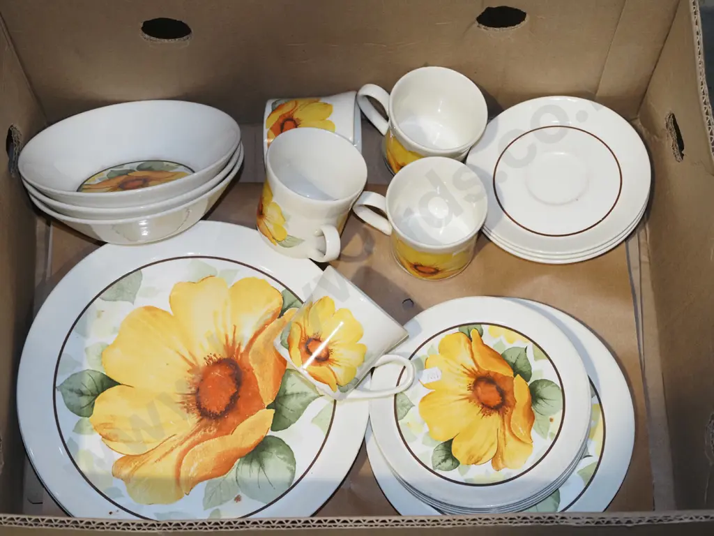 Crown Lynn Sunseeker plates, bowls, cups, gravy boat etc Image 1++