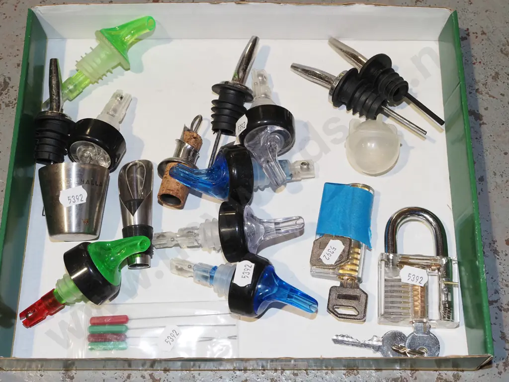 tray; nip pourers, locks Image 1++