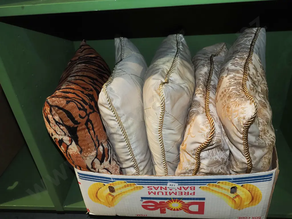 box of cushions Image 1++