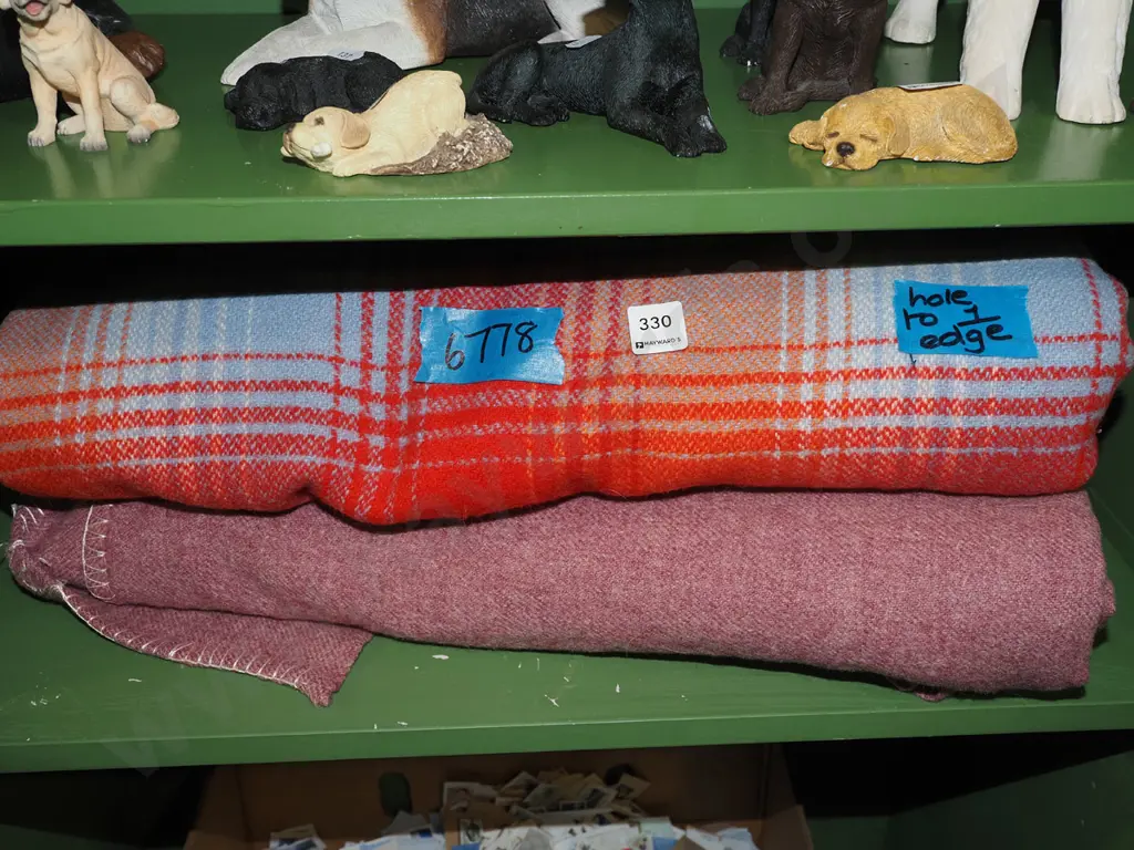 2x woollen blankets - 1 has hole on edge Image 1++