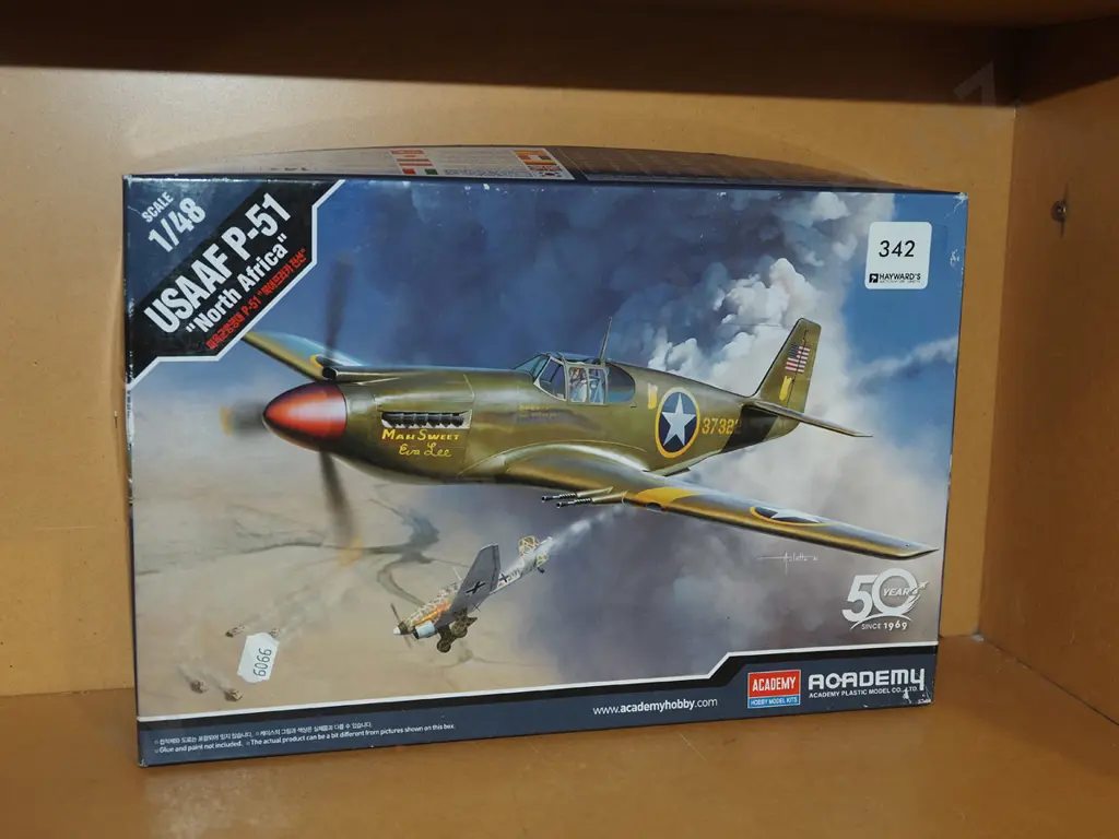 yet to be assembled scale model of USAAF P-51 plane Image 1++