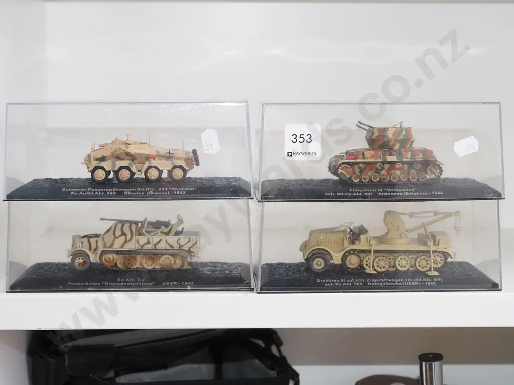 4x model tanks in plastic cases Image 1++