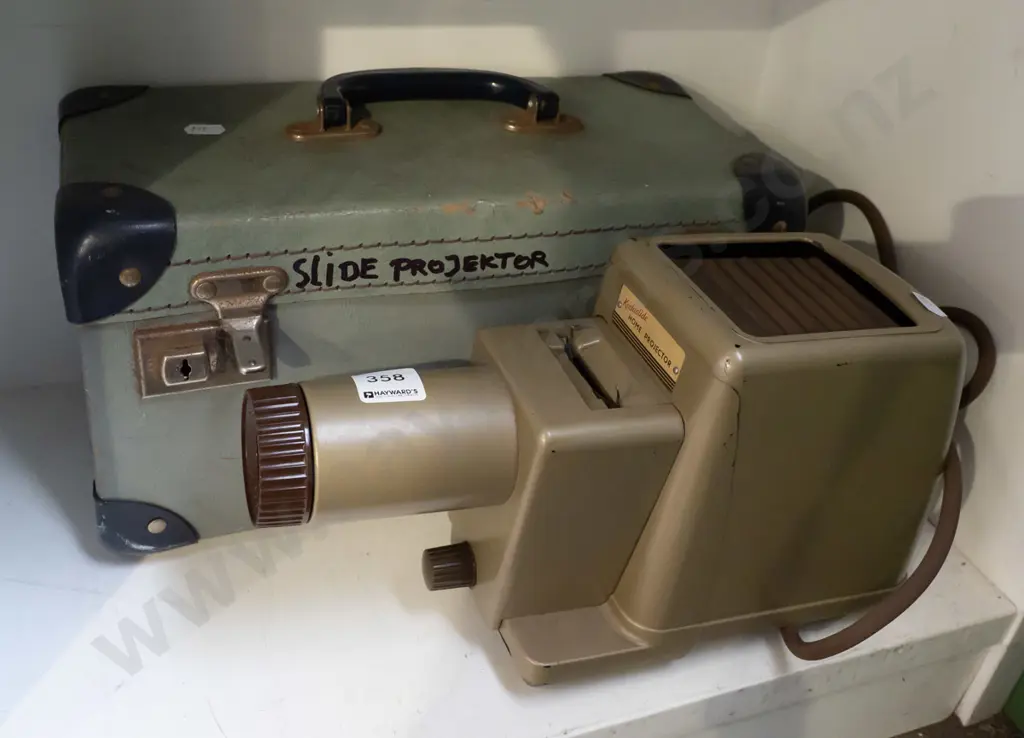 vintage Kodaslide slide projector with case Image 1++