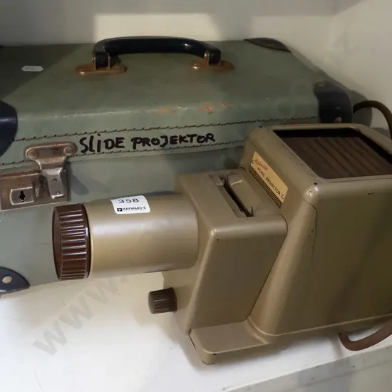 vintage Kodaslide slide projector with case