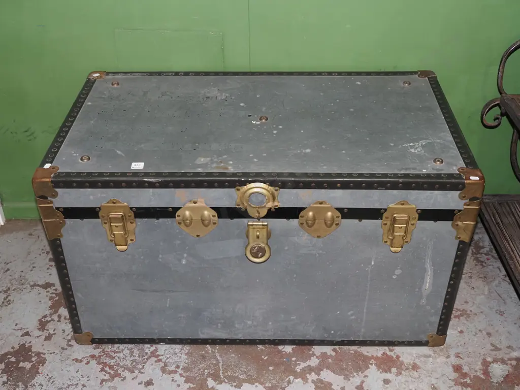 vintage metal traveller's trunk H510 W920 D510 Image 1++