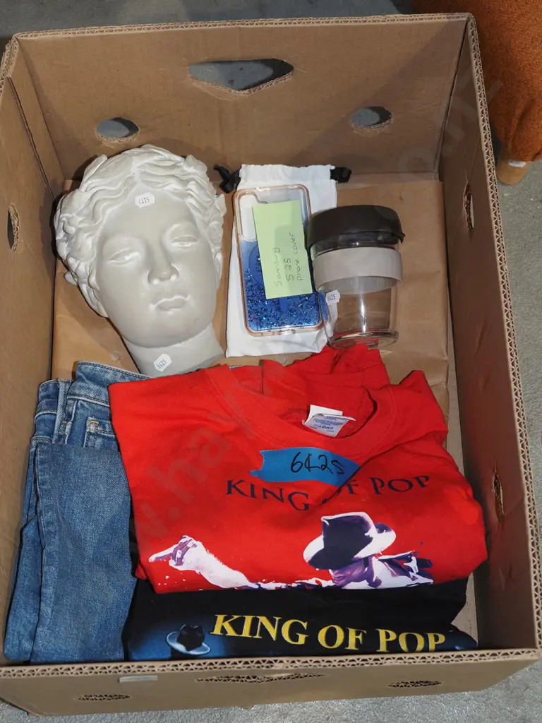 box; Michael Jackson t-shirts, jeans, classical head wall pocket vase, phone cover, etc. Image 1++