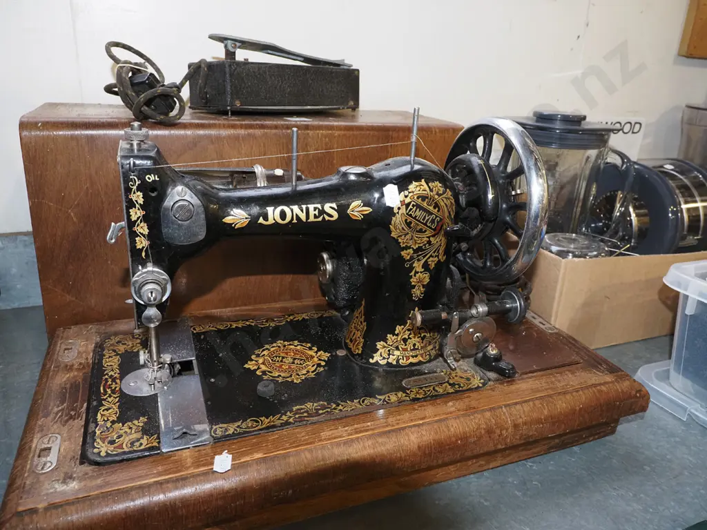 Jones Electric table top sewing machine - wiring needs attention Image 1++