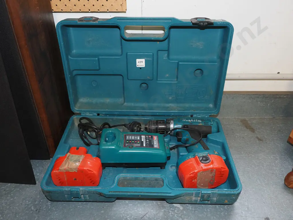Makita battery powered drill and 2 batteries Image 1++