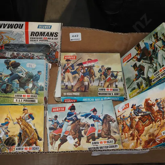 box; model military figurines