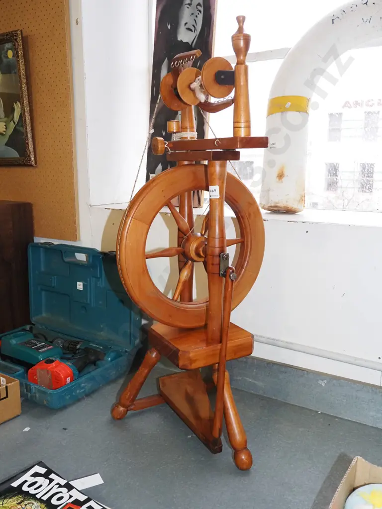 small spinning wheel Image 1++