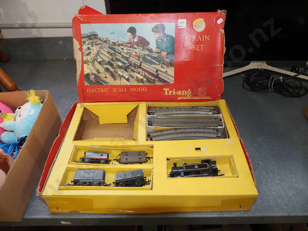part Triang HO gauge train set Image 1++