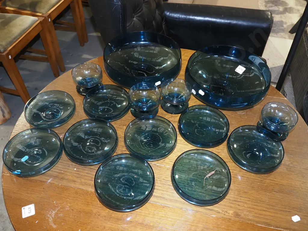 2x large blue glass bowls, 4x small comports, 9x dessert bowls Image 1++