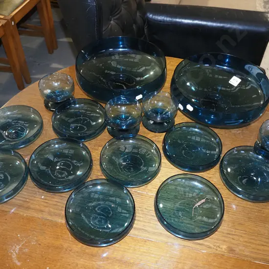 2x large blue glass bowls, 4x small comports, 9x dessert bowls