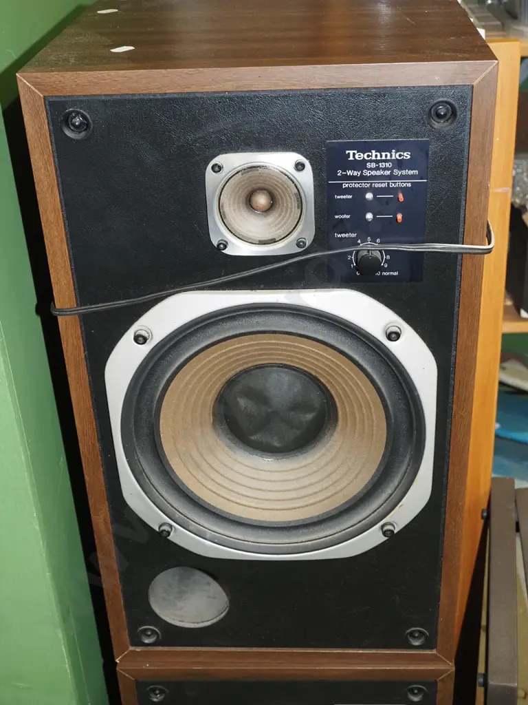 Technics stereo in wooden cabinet - SU-T400 amp, SL-B303 turntable, SB-1310 speakers, cassette deck, tuner etc. Image 1++