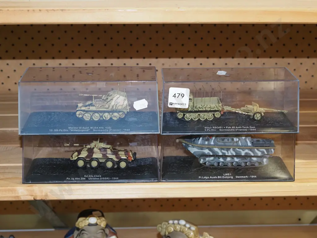 4x tanks in plastic cases Image 1++
