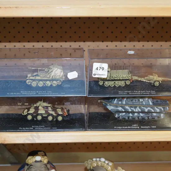 4x tanks in plastic cases