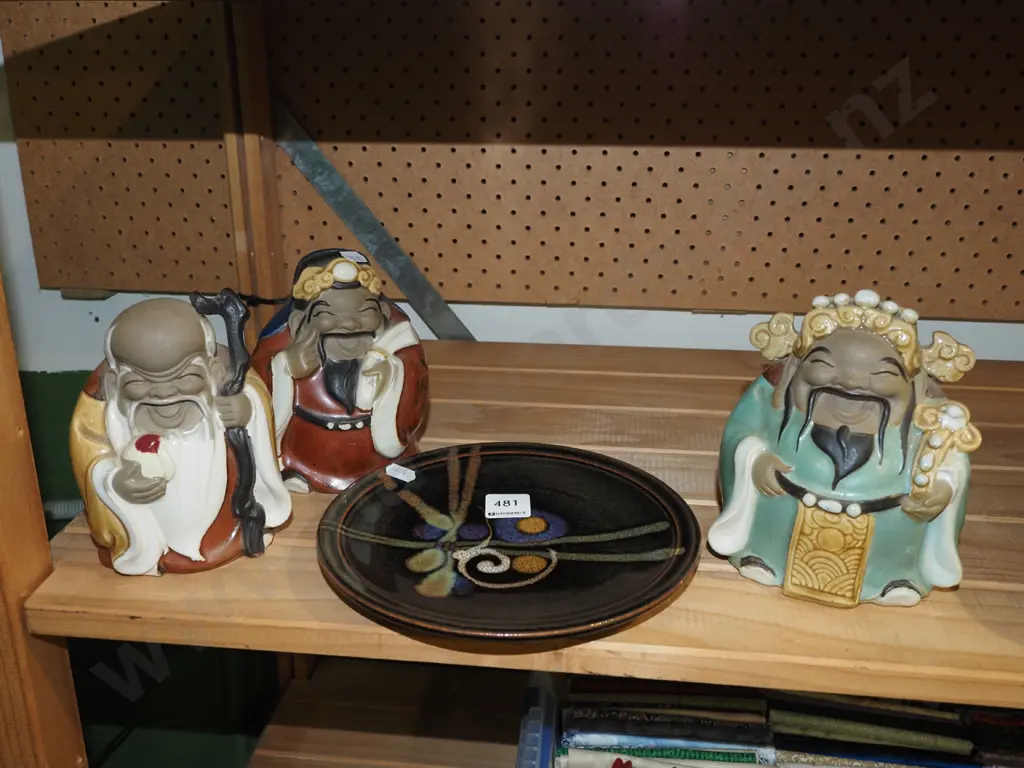 3x Asian figurines, small Brian Gartside plate Diam200 Image 1++