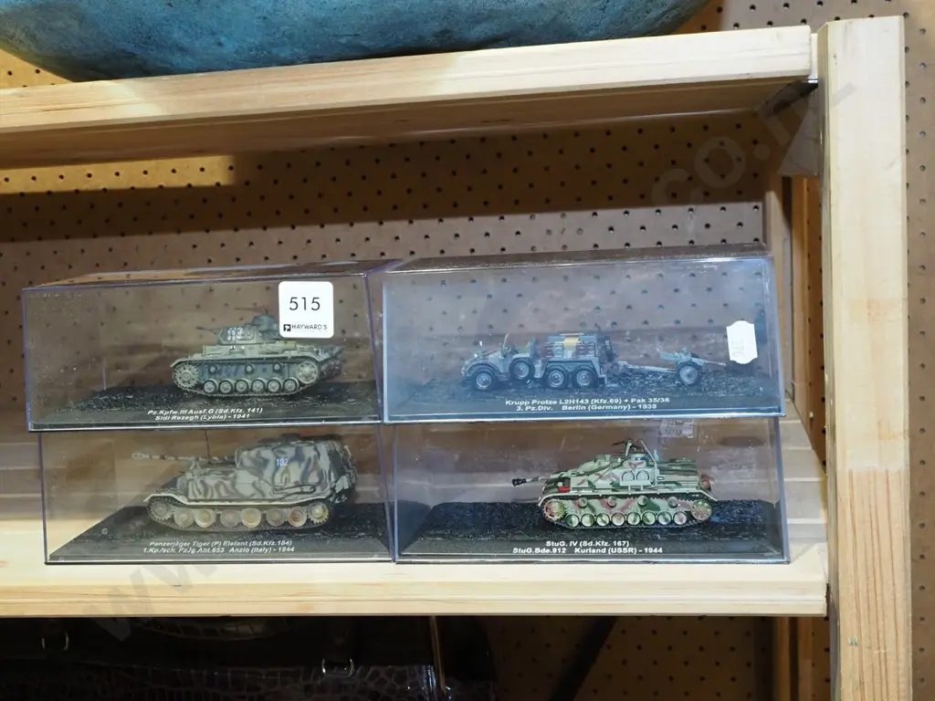 4x tanks in plastic cases Image 1++